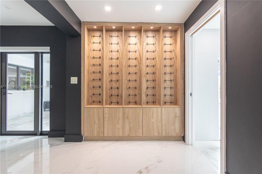 Active With Contract: $2,434,900 (6 beds, 5 baths, 4609 Square Feet)