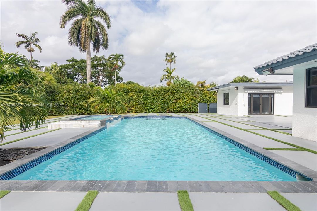 Active With Contract: $2,434,900 (6 beds, 5 baths, 4609 Square Feet)