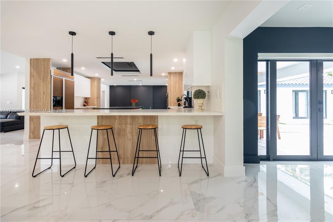 Active With Contract: $2,434,900 (6 beds, 5 baths, 4609 Square Feet)