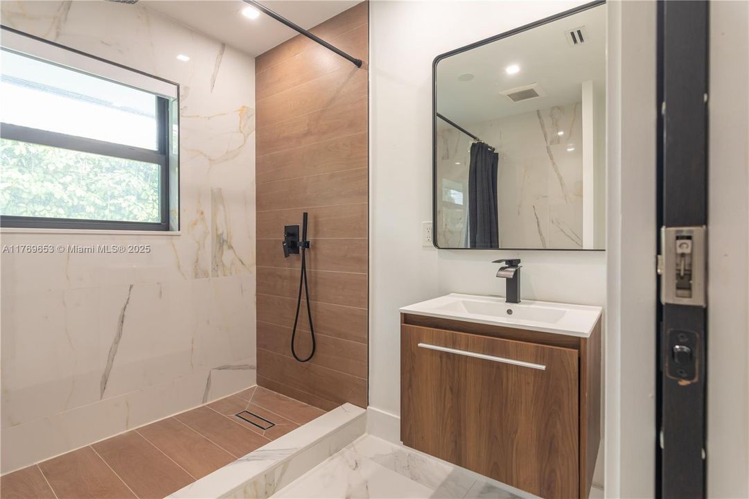 Active With Contract: $2,434,900 (6 beds, 5 baths, 4609 Square Feet)