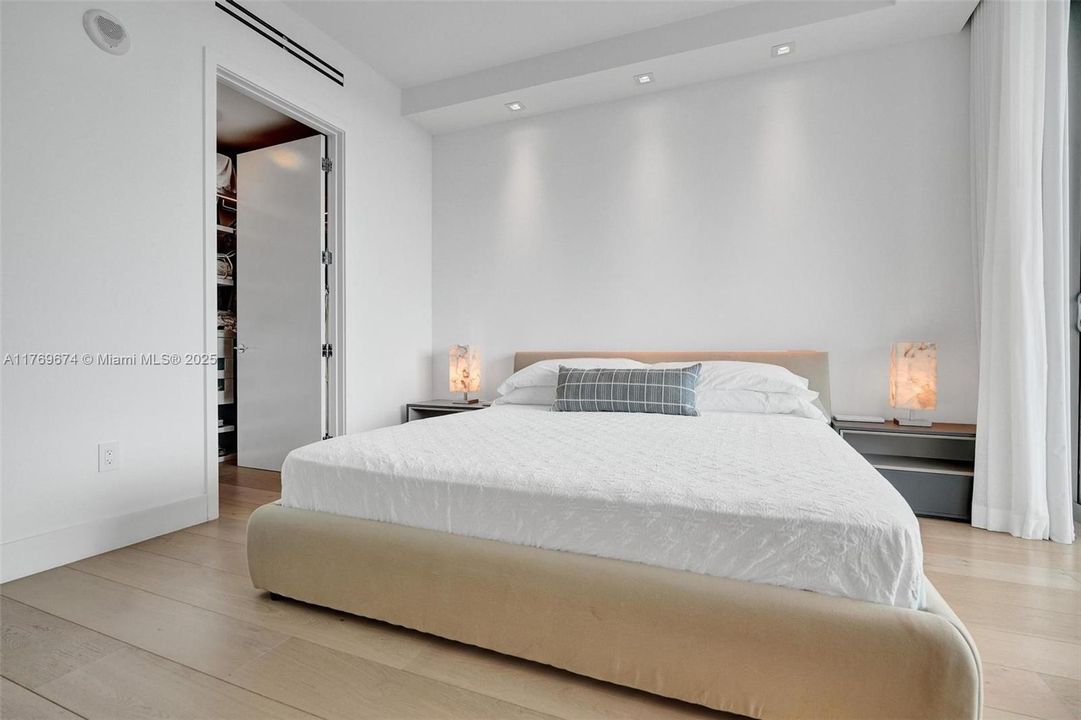 合同活跃: $12,750 (1 贝兹, 1 浴室, 1267 平方英尺)