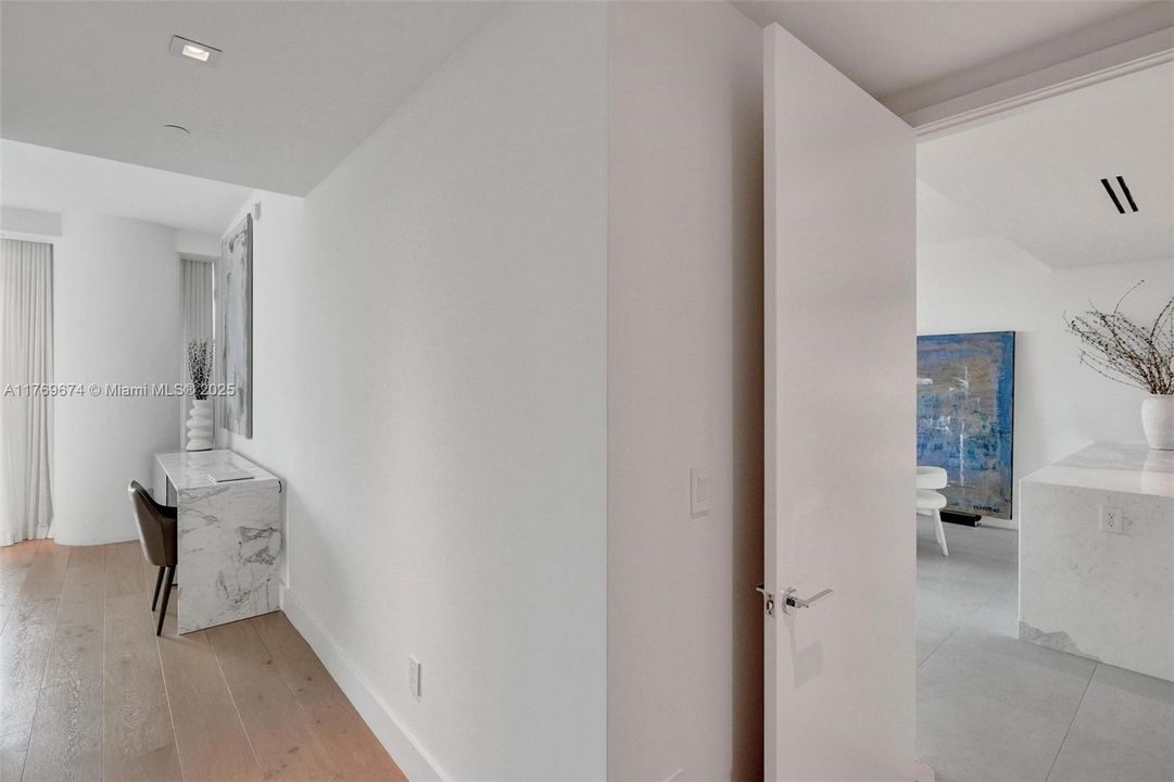 合同活跃: $12,750 (1 贝兹, 1 浴室, 1267 平方英尺)