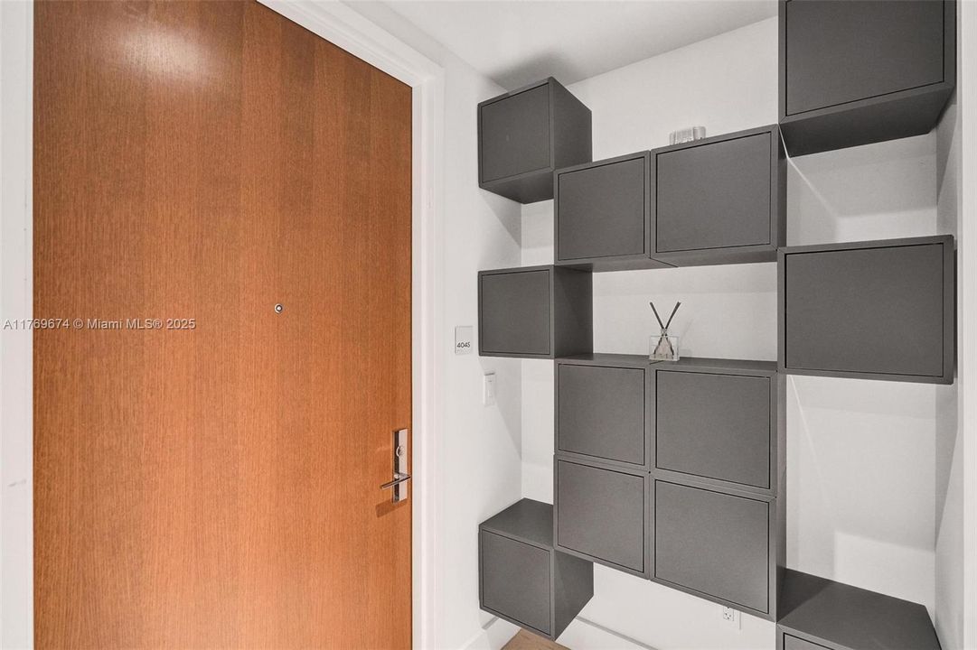 合同活跃: $12,750 (1 贝兹, 1 浴室, 1267 平方英尺)