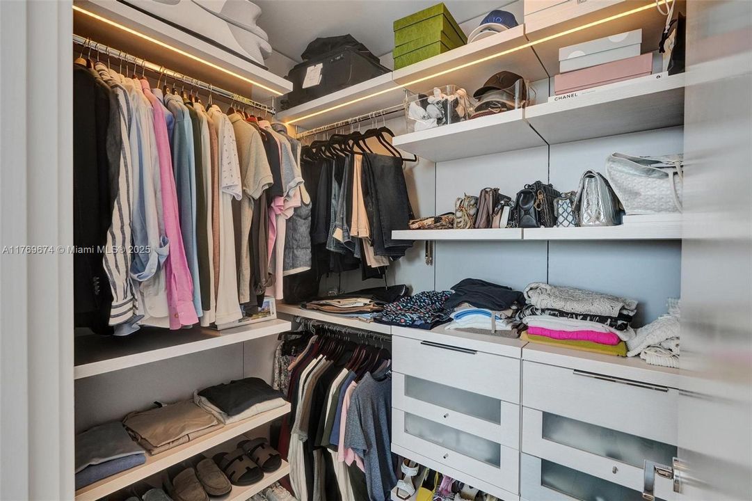 合同活跃: $12,750 (1 贝兹, 1 浴室, 1267 平方英尺)