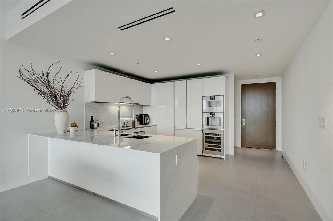 合同活跃: $12,750 (1 贝兹, 1 浴室, 1267 平方英尺)