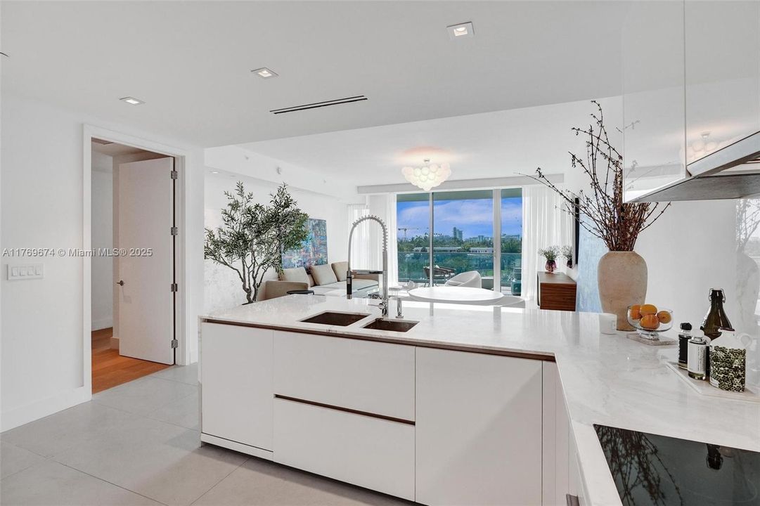 合同活跃: $12,750 (1 贝兹, 1 浴室, 1267 平方英尺)