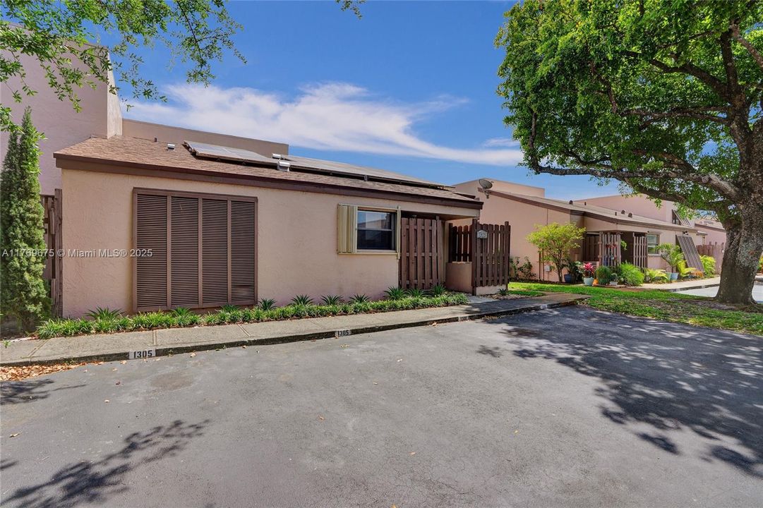 最近租的: $2,400 (2 贝兹, 2 浴室, 977 平方英尺)