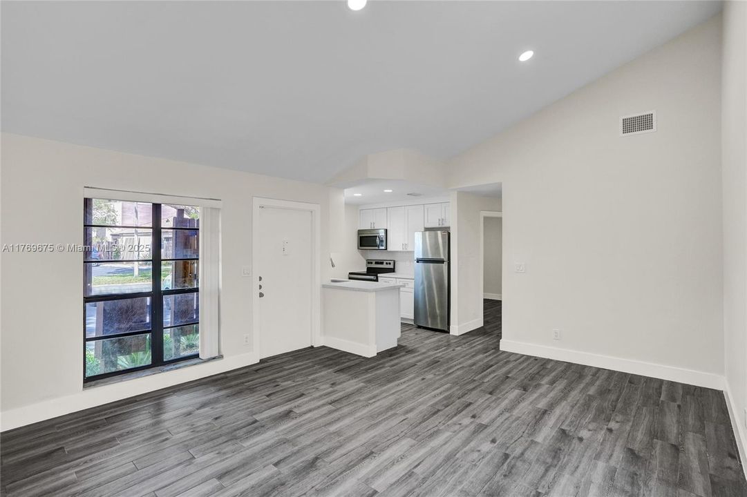 最近租的: $2,400 (2 贝兹, 2 浴室, 977 平方英尺)