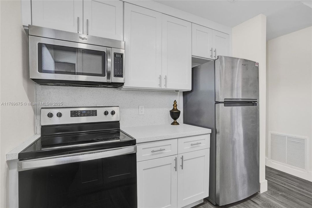 最近租的: $2,400 (2 贝兹, 2 浴室, 977 平方英尺)