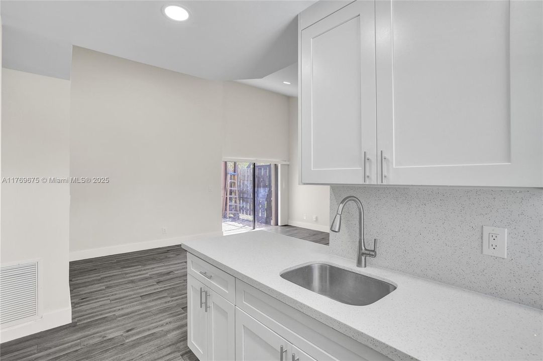 最近租的: $2,400 (2 贝兹, 2 浴室, 977 平方英尺)