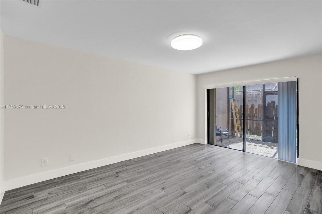 最近租的: $2,400 (2 贝兹, 2 浴室, 977 平方英尺)