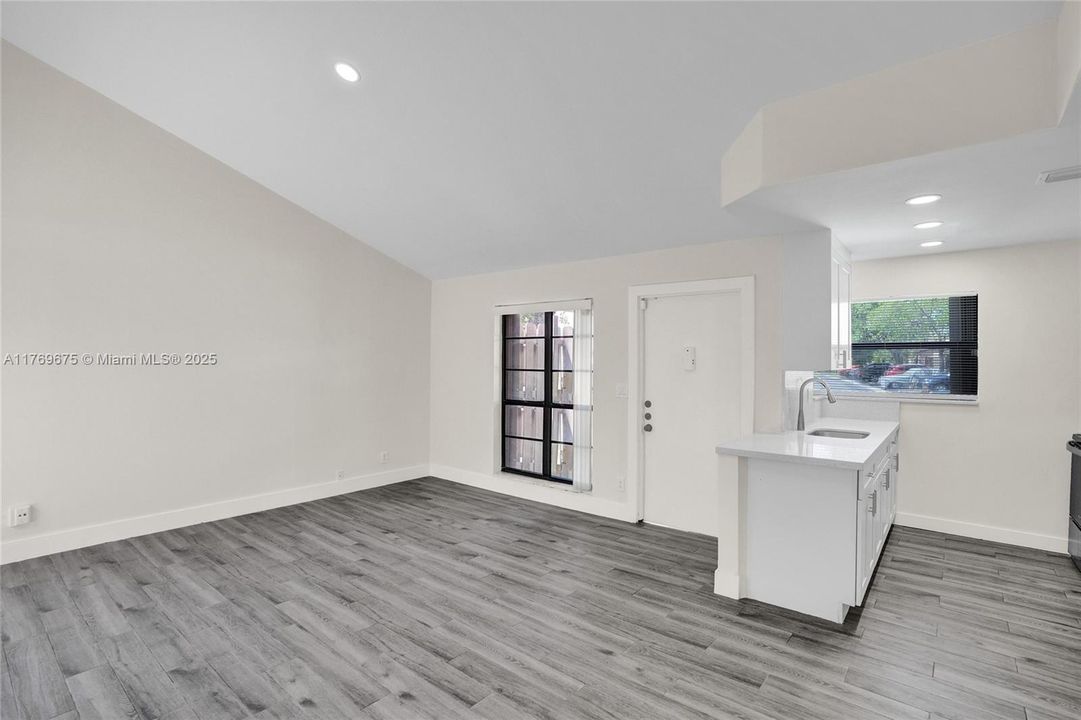 最近租的: $2,400 (2 贝兹, 2 浴室, 977 平方英尺)