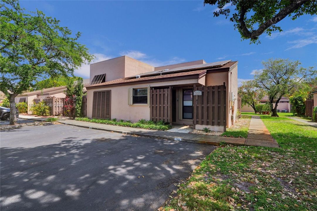 最近租的: $2,400 (2 贝兹, 2 浴室, 977 平方英尺)