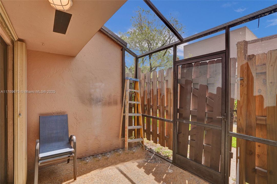 最近租的: $2,400 (2 贝兹, 2 浴室, 977 平方英尺)