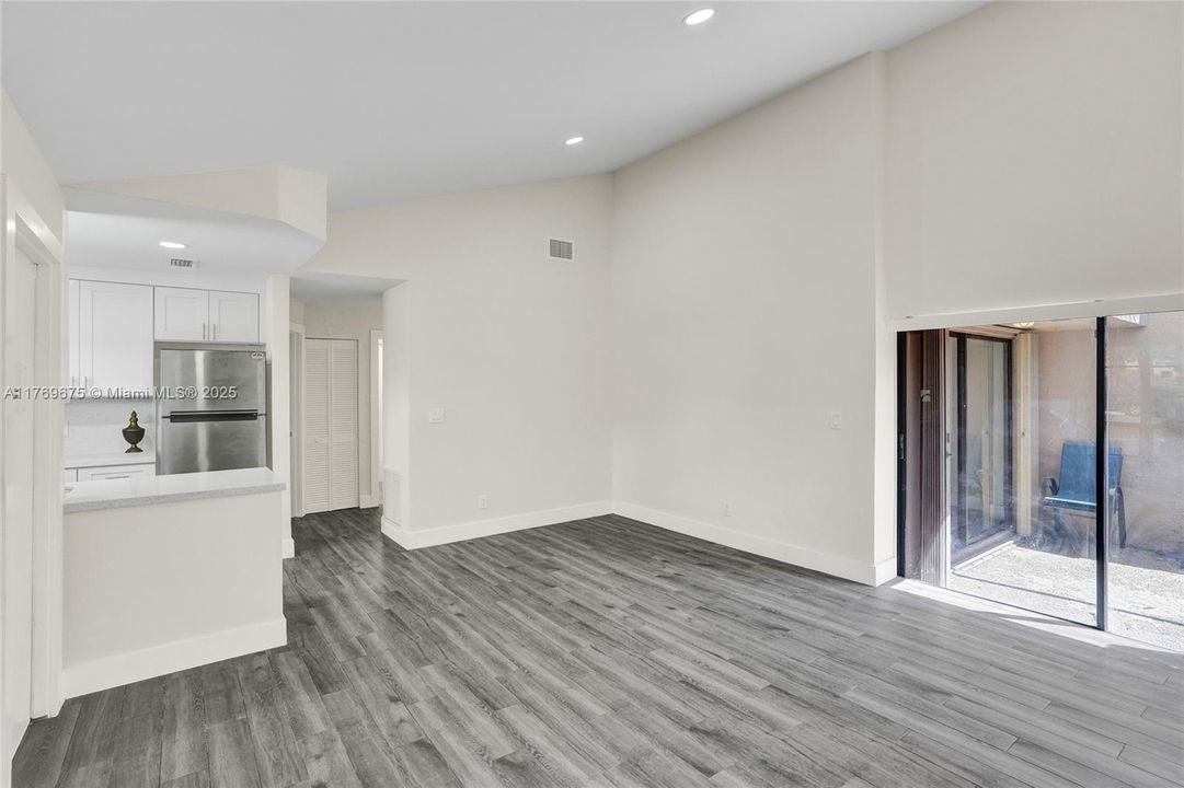 最近租的: $2,400 (2 贝兹, 2 浴室, 977 平方英尺)