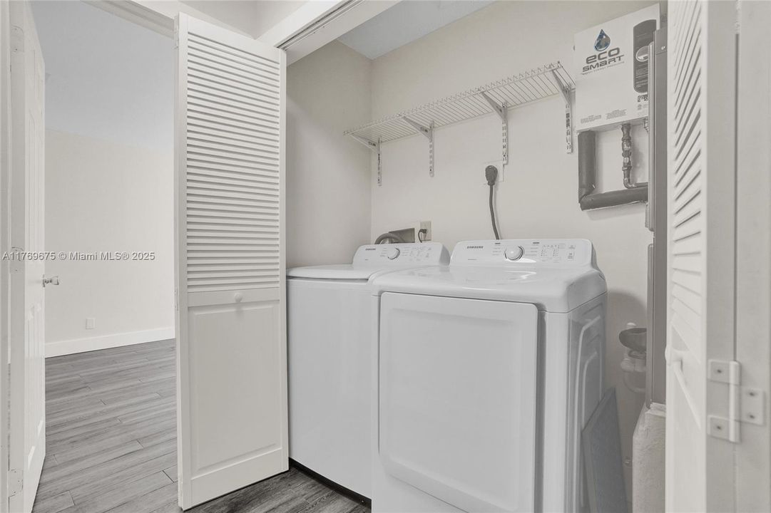 最近租的: $2,400 (2 贝兹, 2 浴室, 977 平方英尺)