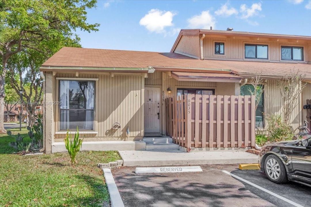 Recently Sold: $325,000 (2 beds, 1 baths, 947 Square Feet)