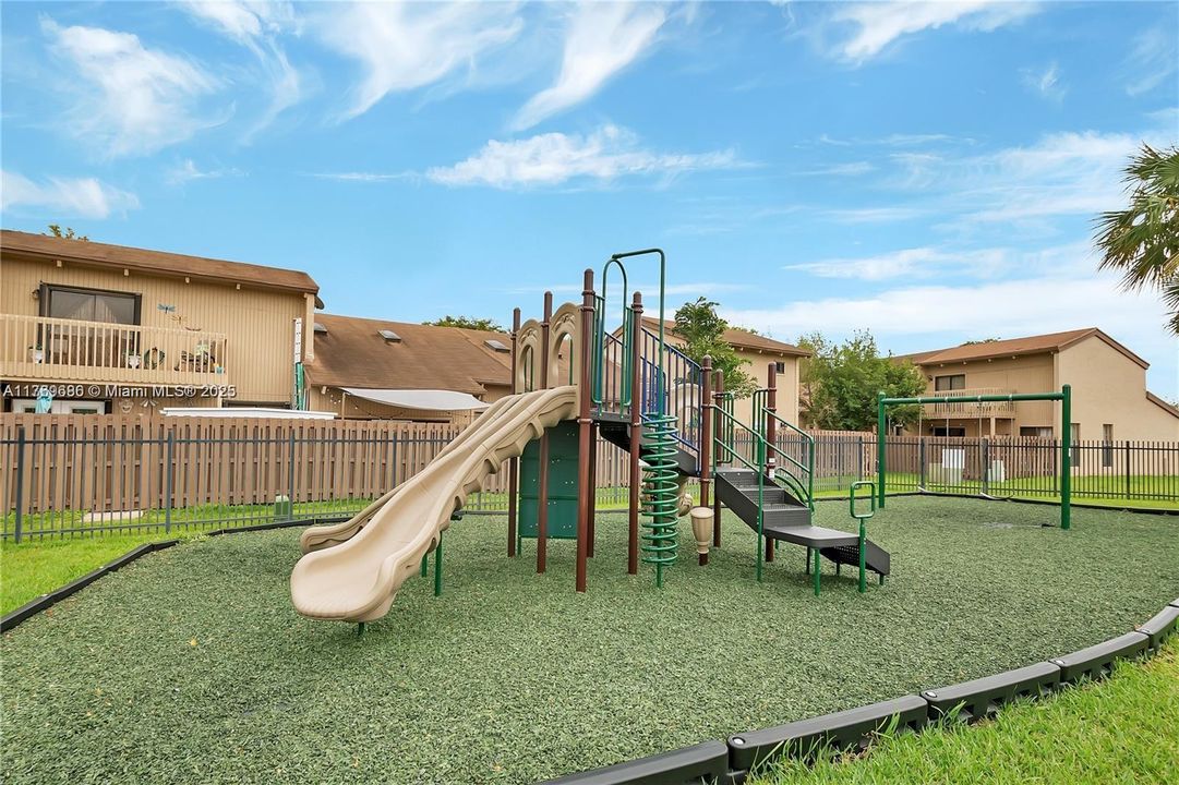 Recently Sold: $325,000 (2 beds, 1 baths, 947 Square Feet)