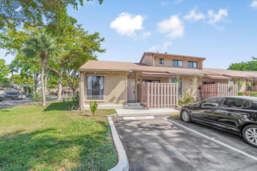 Recently Sold: $325,000 (2 beds, 1 baths, 947 Square Feet)