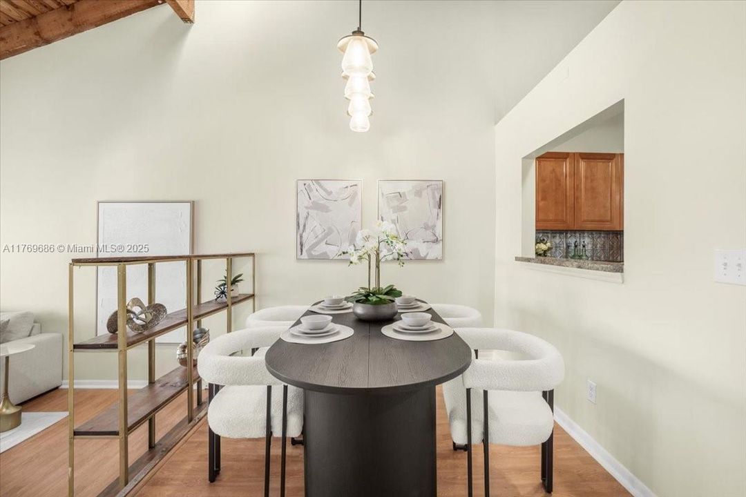 Recently Sold: $325,000 (2 beds, 1 baths, 947 Square Feet)