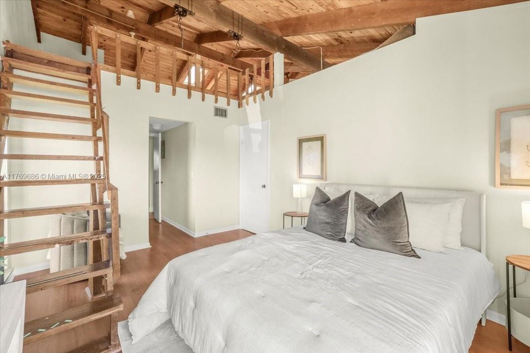 Recently Sold: $325,000 (2 beds, 1 baths, 947 Square Feet)