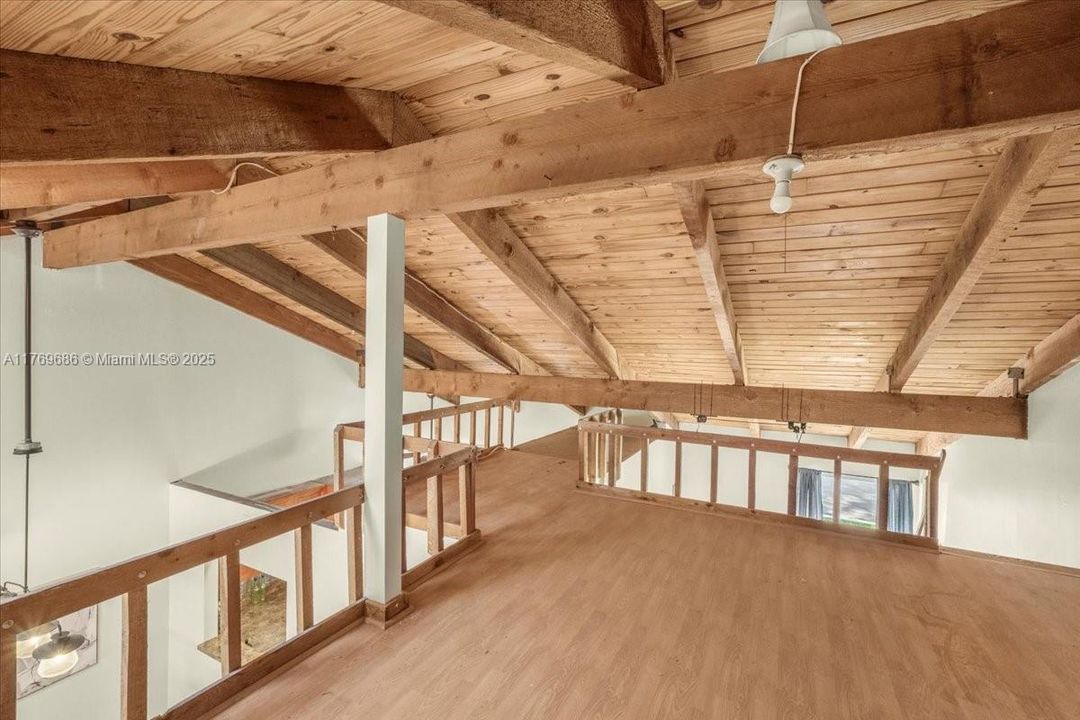 Recently Sold: $325,000 (2 beds, 1 baths, 947 Square Feet)