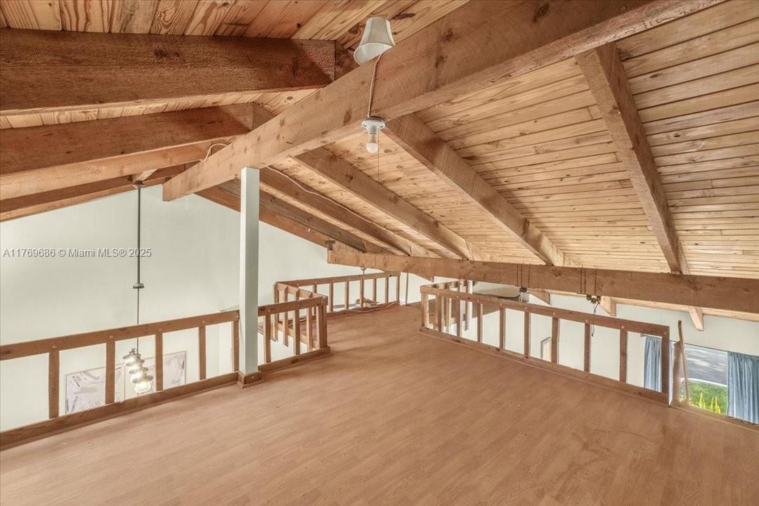 Recently Sold: $325,000 (2 beds, 1 baths, 947 Square Feet)