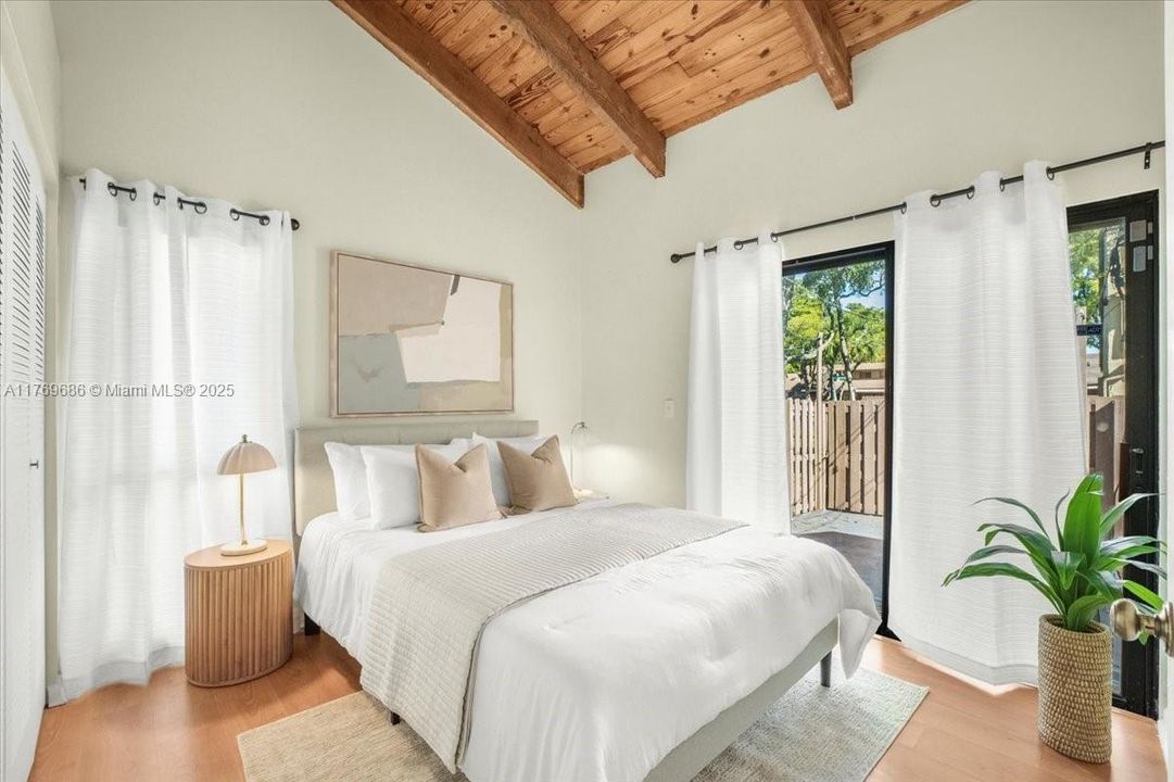 Recently Sold: $325,000 (2 beds, 1 baths, 947 Square Feet)