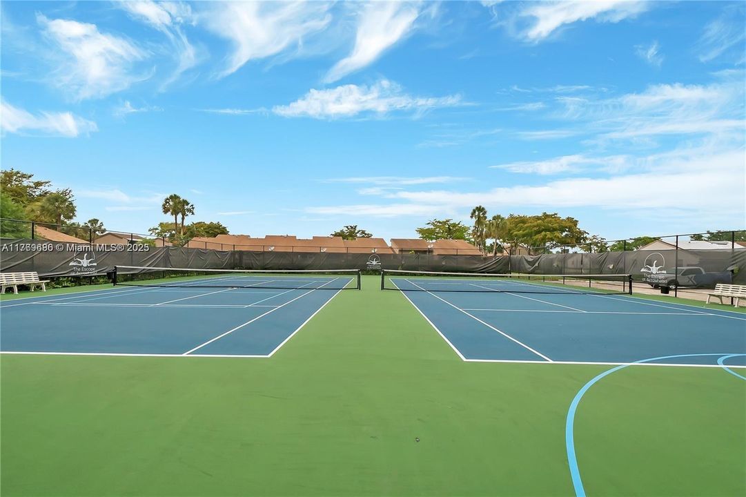 Recently Sold: $325,000 (2 beds, 1 baths, 947 Square Feet)