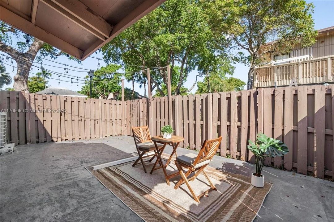 Recently Sold: $325,000 (2 beds, 1 baths, 947 Square Feet)