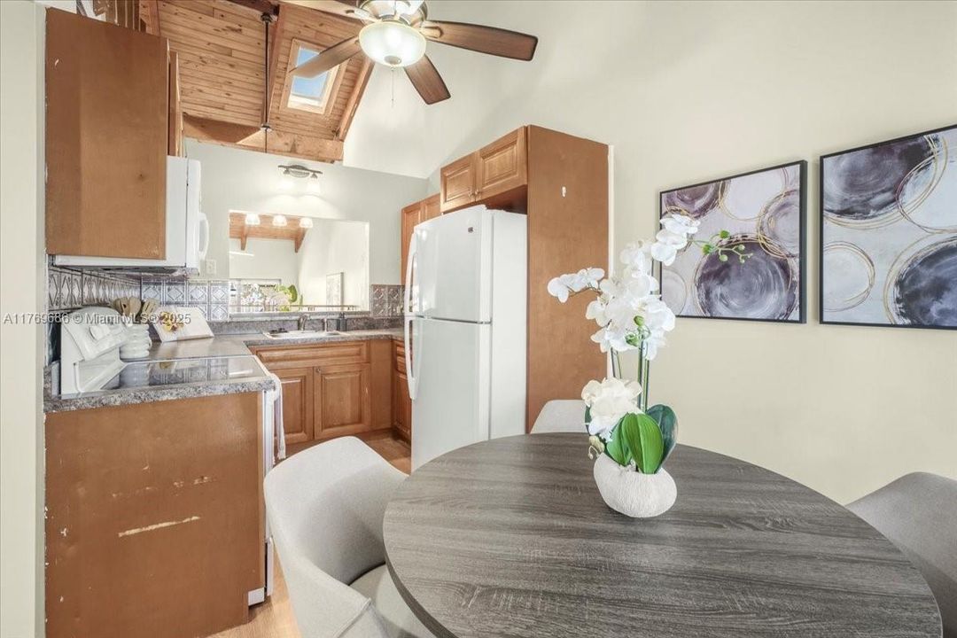 Recently Sold: $325,000 (2 beds, 1 baths, 947 Square Feet)