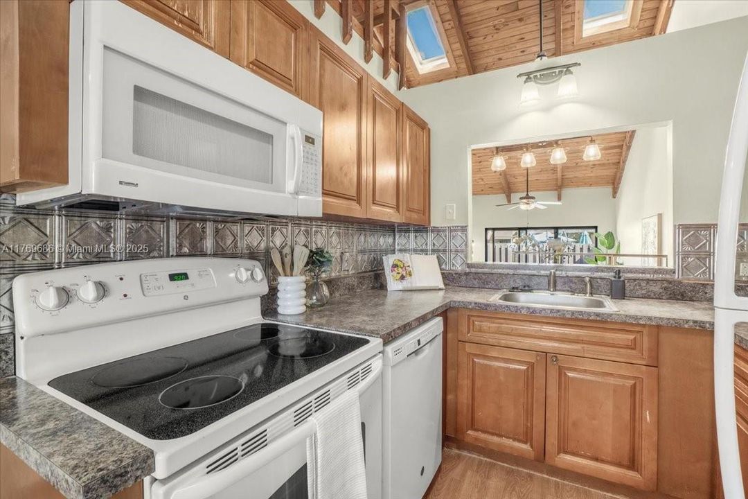 Recently Sold: $325,000 (2 beds, 1 baths, 947 Square Feet)