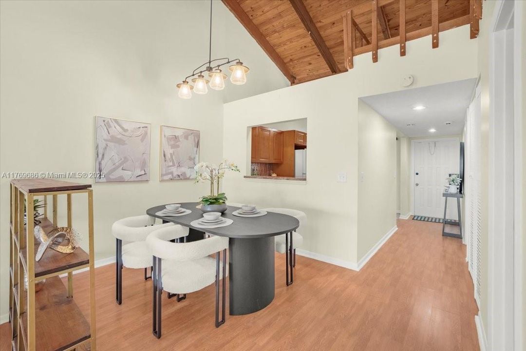 Recently Sold: $325,000 (2 beds, 1 baths, 947 Square Feet)