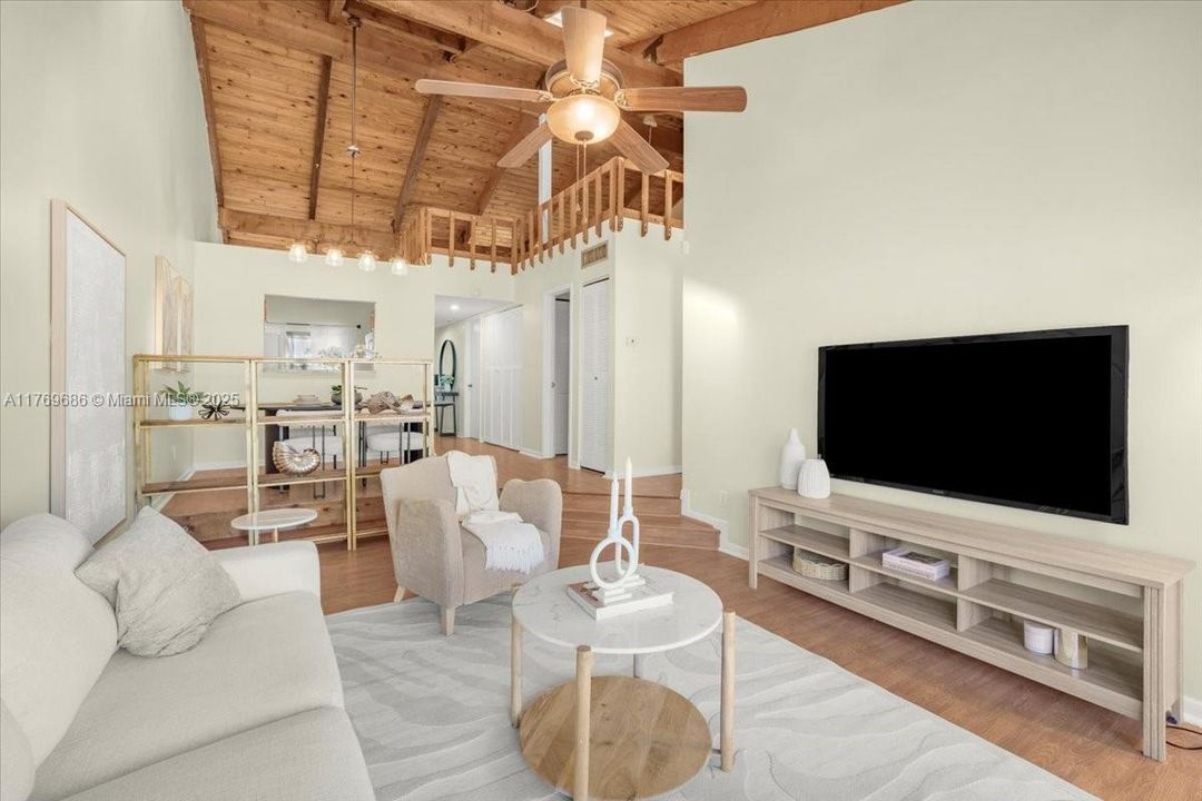 Recently Sold: $325,000 (2 beds, 1 baths, 947 Square Feet)