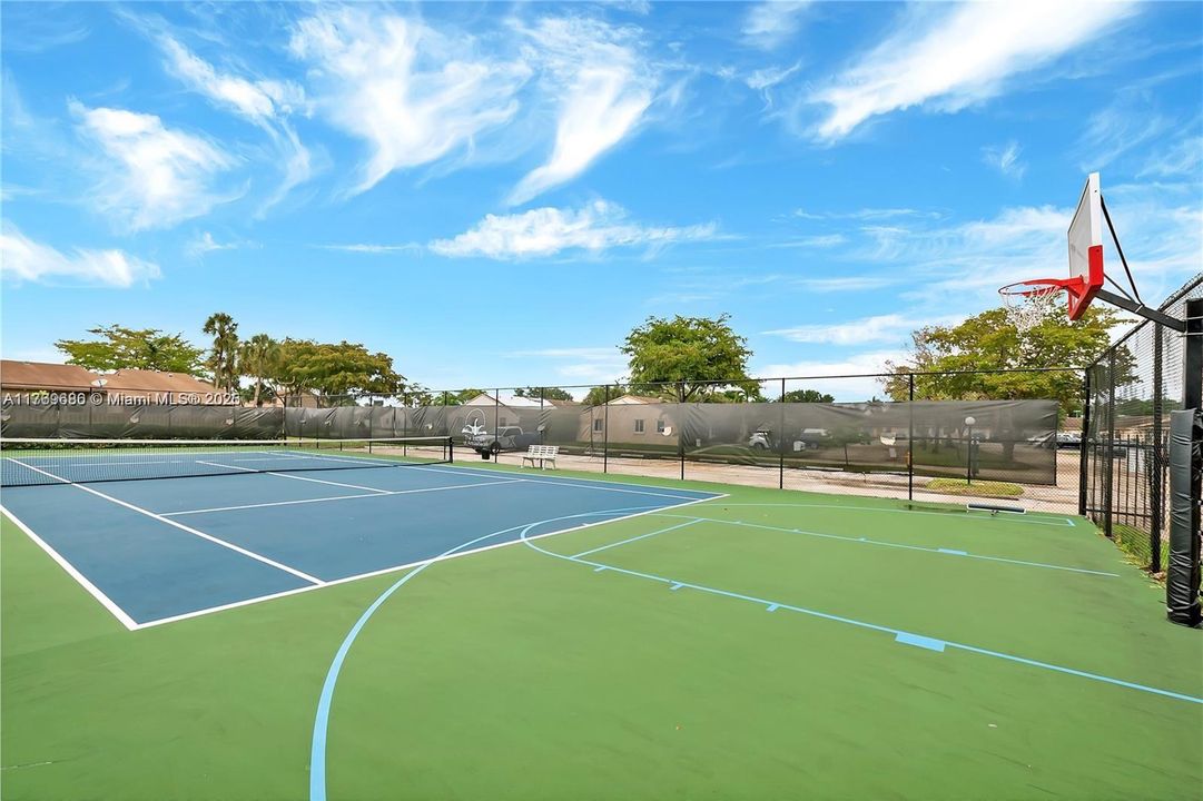 Recently Sold: $325,000 (2 beds, 1 baths, 947 Square Feet)