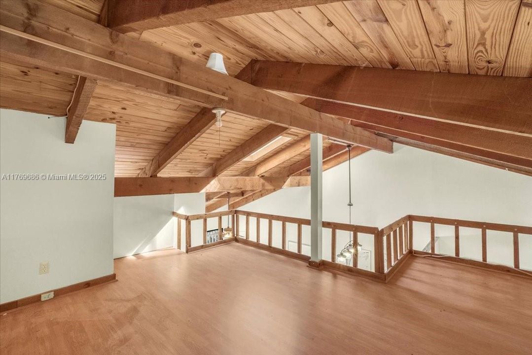 Recently Sold: $325,000 (2 beds, 1 baths, 947 Square Feet)