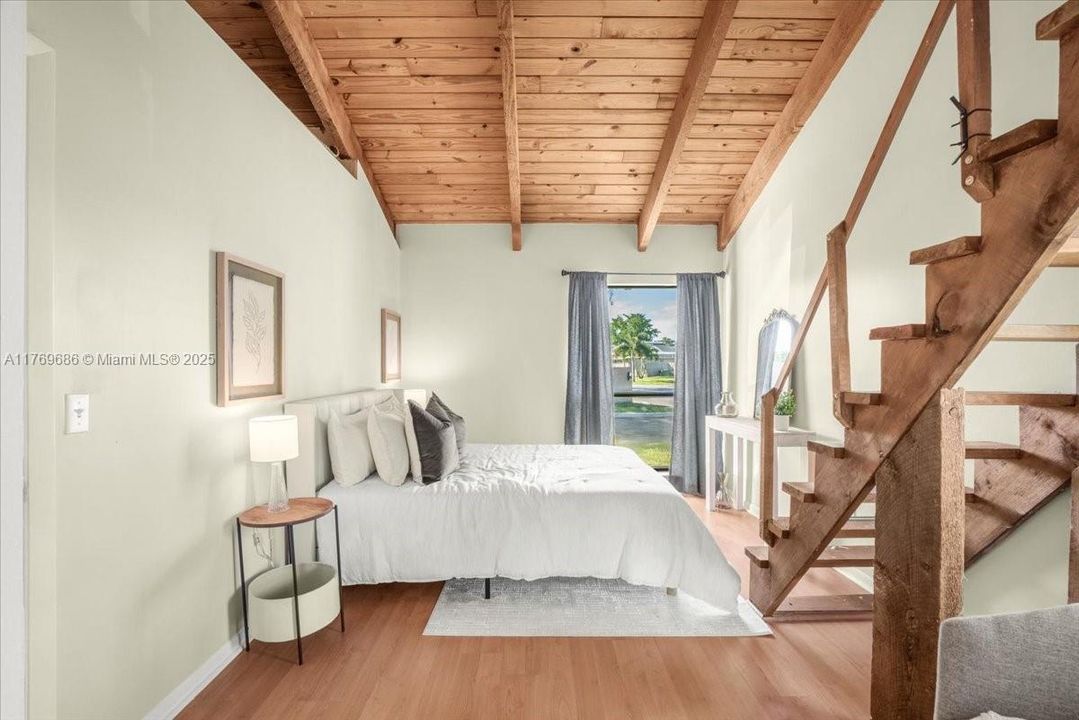 Recently Sold: $325,000 (2 beds, 1 baths, 947 Square Feet)