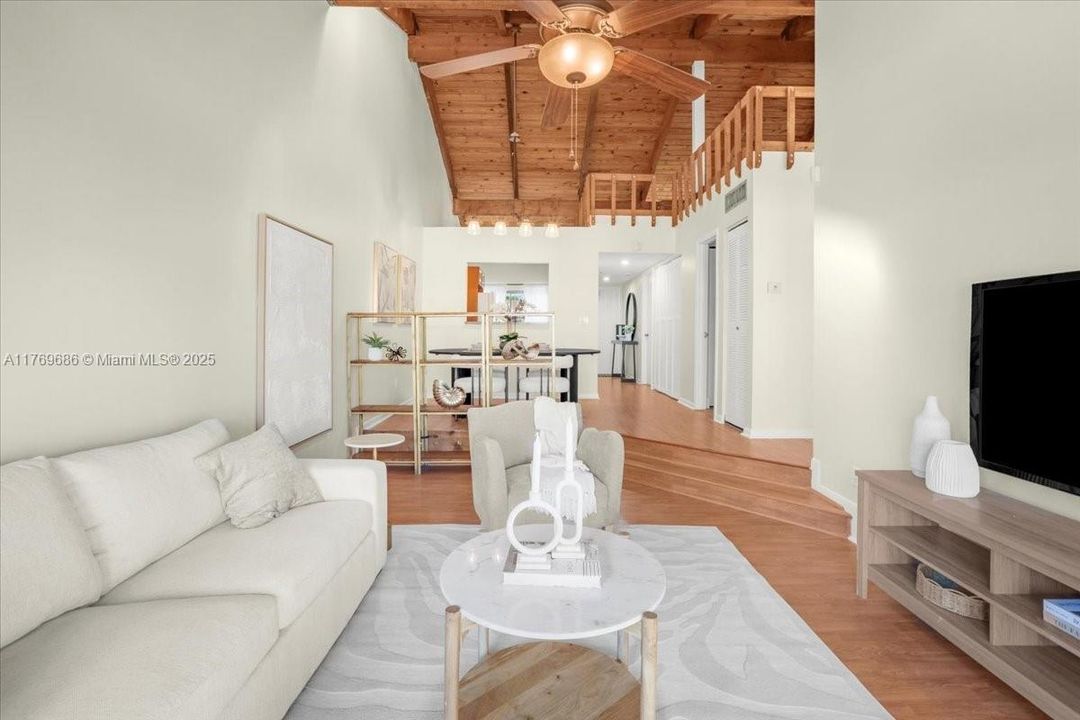 Recently Sold: $325,000 (2 beds, 1 baths, 947 Square Feet)