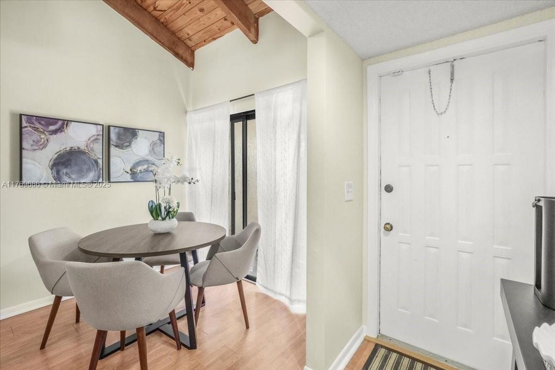 Recently Sold: $325,000 (2 beds, 1 baths, 947 Square Feet)