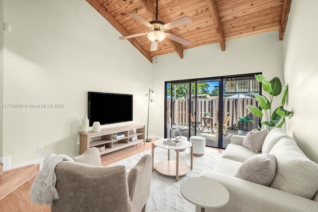 Recently Sold: $325,000 (2 beds, 1 baths, 947 Square Feet)