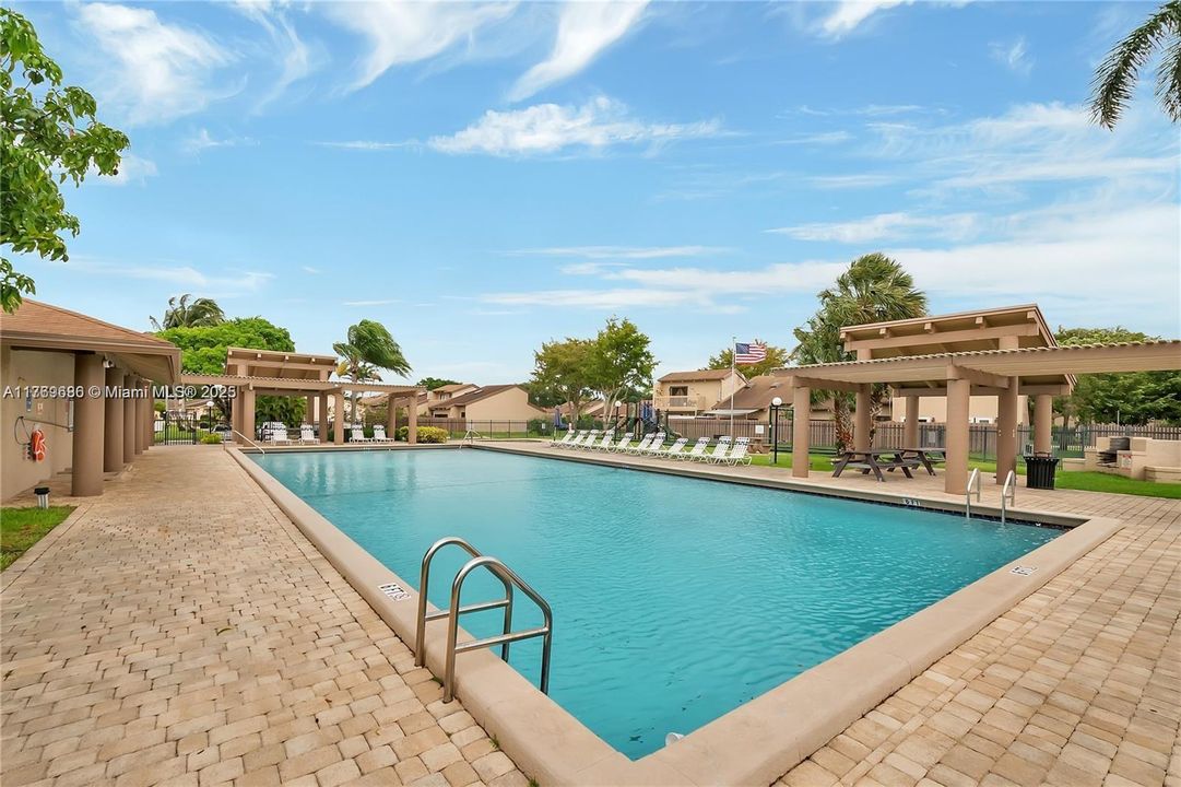 Recently Sold: $325,000 (2 beds, 1 baths, 947 Square Feet)