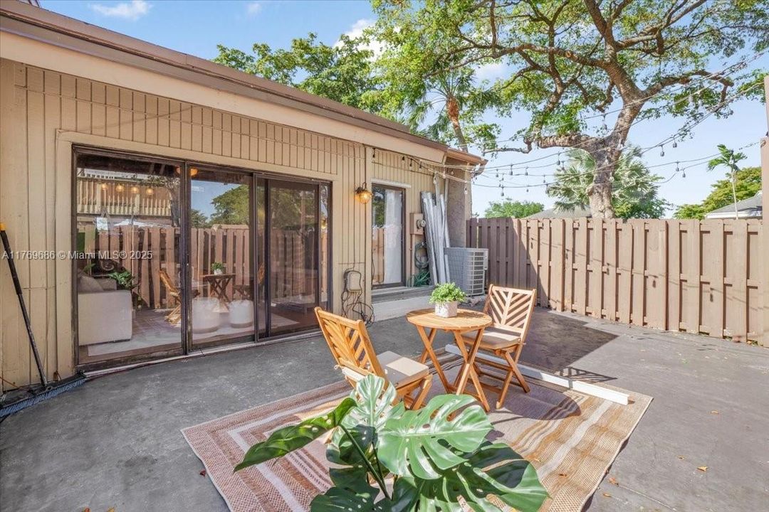 Recently Sold: $325,000 (2 beds, 1 baths, 947 Square Feet)