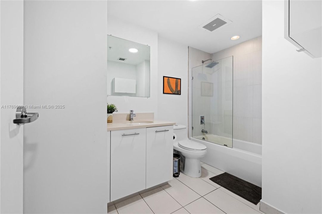 На продажу: $655,999 (2 спален, 2 ванн, 1111 Квадратных фут)