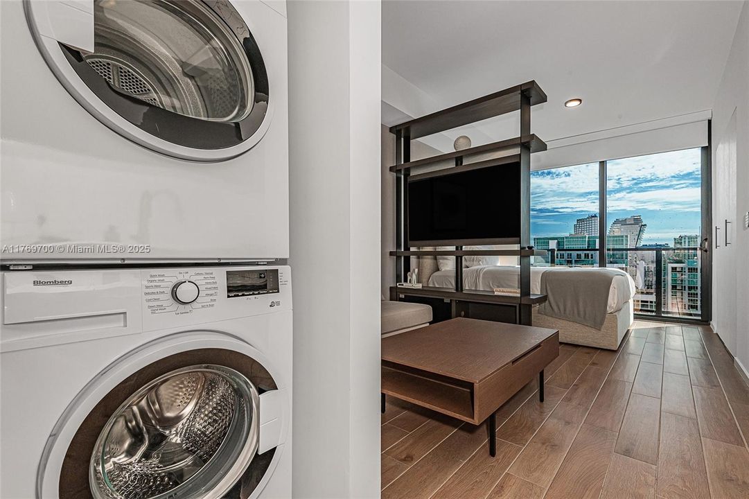 For Rent: $2,955 (0 beds, 1 baths, 341 Square Feet)