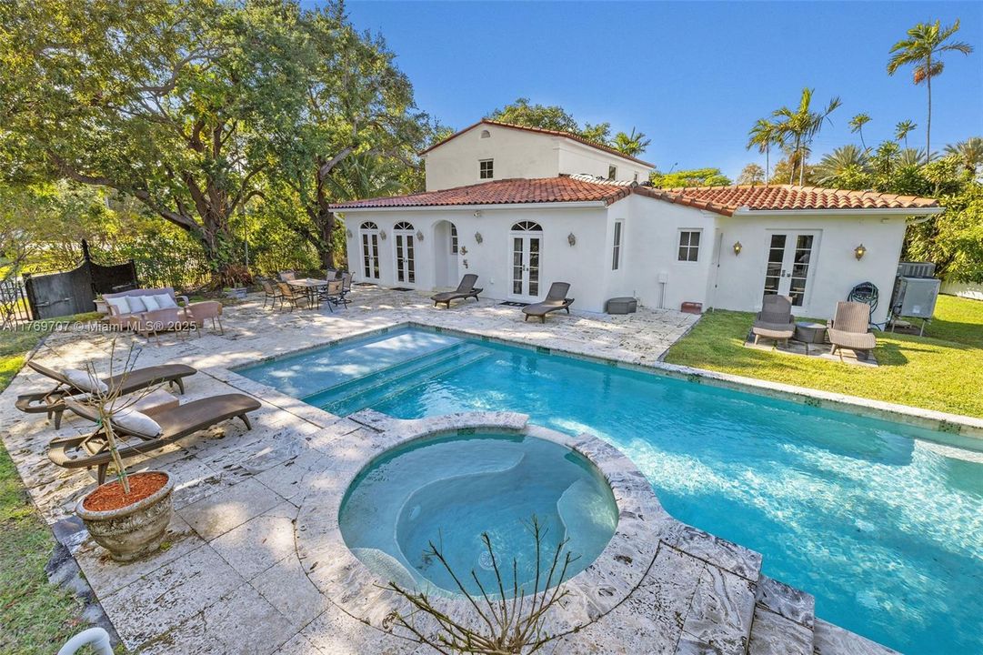 Recently Sold: $3,250,000 (4 beds, 4 baths, 4267 Square Feet)