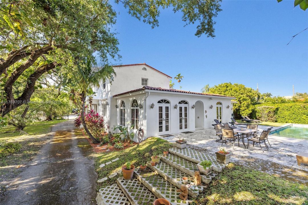 Recently Sold: $3,250,000 (4 beds, 4 baths, 4267 Square Feet)