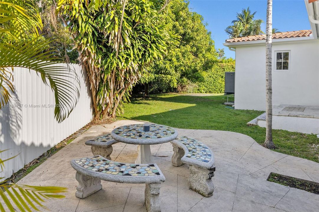 Recently Sold: $3,250,000 (4 beds, 4 baths, 4267 Square Feet)