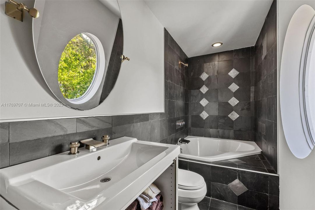 Recently Sold: $3,250,000 (4 beds, 4 baths, 4267 Square Feet)