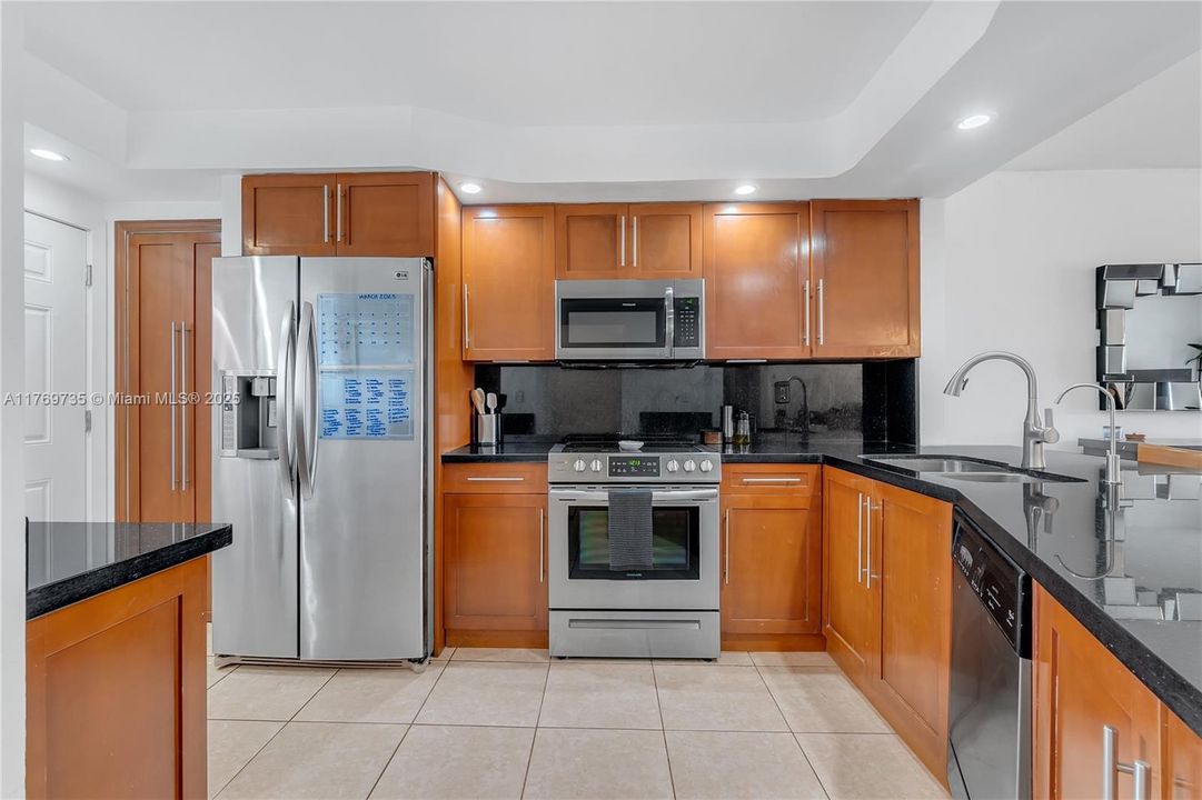 Vendido Recientemente: $199,000 (2 camas, 2 baños, 1317 Pies cuadrados)