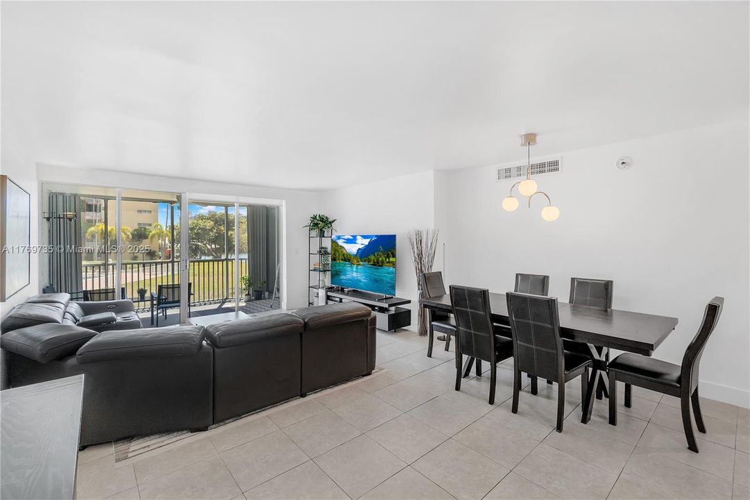 Vendido Recientemente: $199,000 (2 camas, 2 baños, 1317 Pies cuadrados)